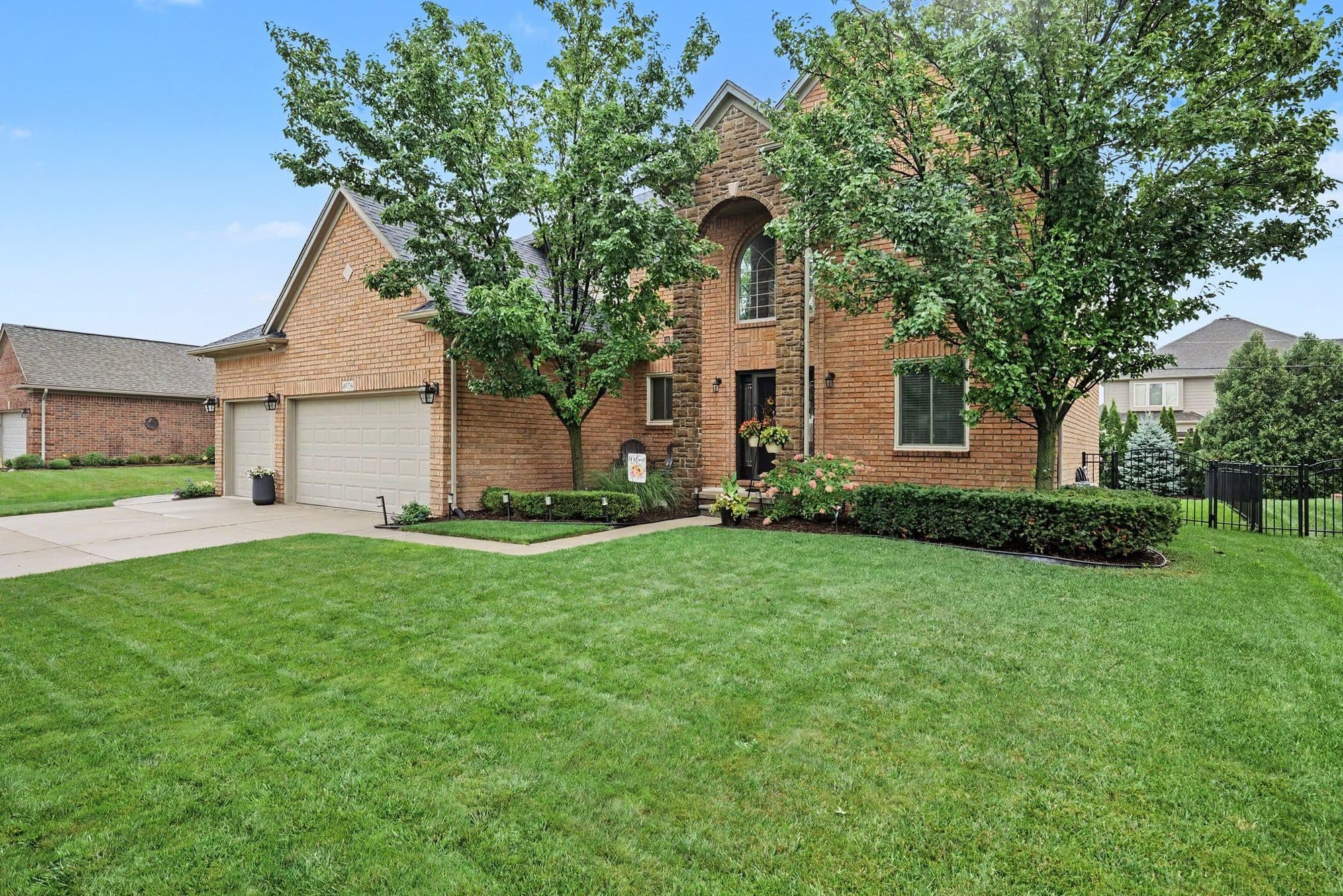 49756 Labaere Drive, thumbnail 2